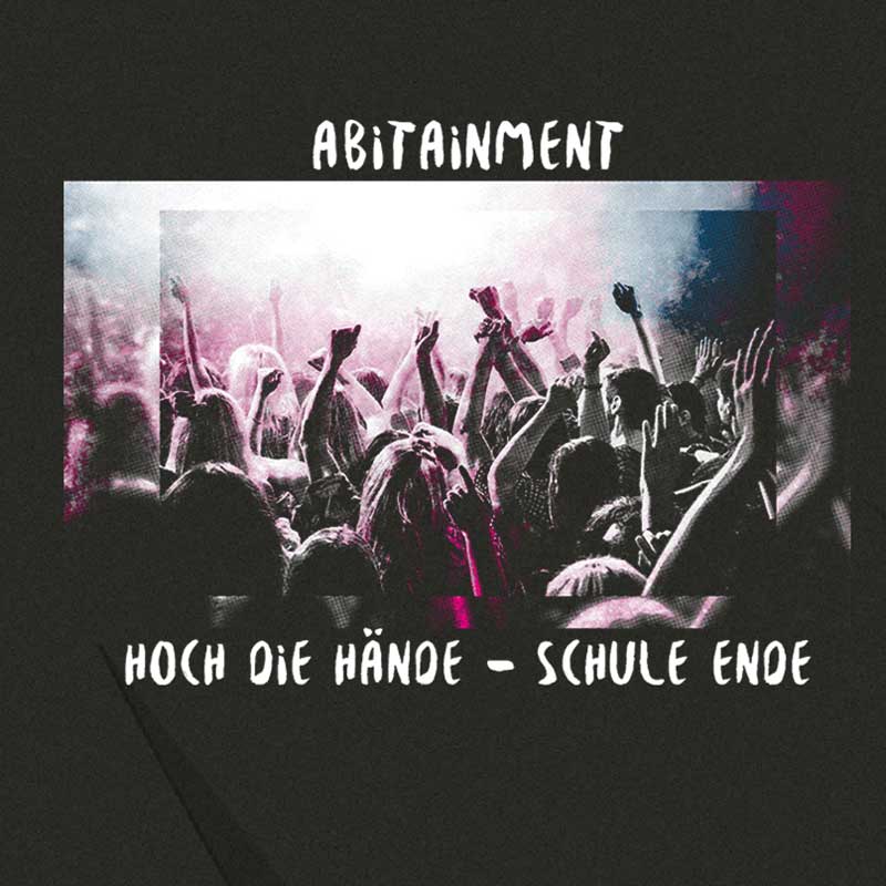 Menschenmenge bei einem Konzert mit erhobenen Händen, farbige Lichteffekte. Text: "Abitainment", "Hoch die Hände - Schule Ende".