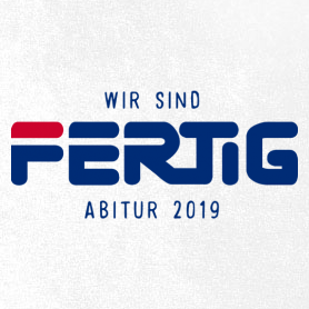 Grau meliertes T-Shirt mit der Aufschrift "WIR SIND FERTIG ABITUR 2019" in blau und rot.